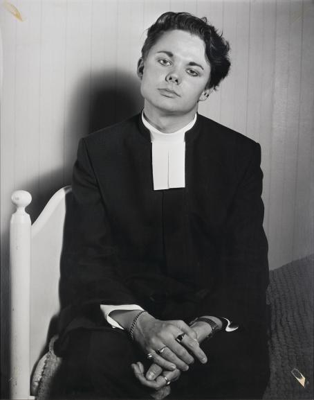 Raoul Grünstein: Nuorisopappi (miespuolinen), sarjasta Kaupunkilaisia, New York - Helsinki – Pietari, 1993 / Suomen valokuvataiteen museon kokoelma.